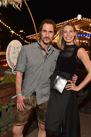 Sarah Brandner und Thomas Hajo: 188. Oktoberfest - 25 Jahre Almauftrieb in der K&auml;fer Wiesn-Sch&auml;nke auf der Theresienwiese in M&uuml;nchen am 17.09.2023 / Foto: BrauerPhotos / G.Nitschker mit Frau Clarissa, Philip Greffenius mit Frau Evelyn W. Breiteneicher f&uuml;r Edition Sportiva &nbsp;